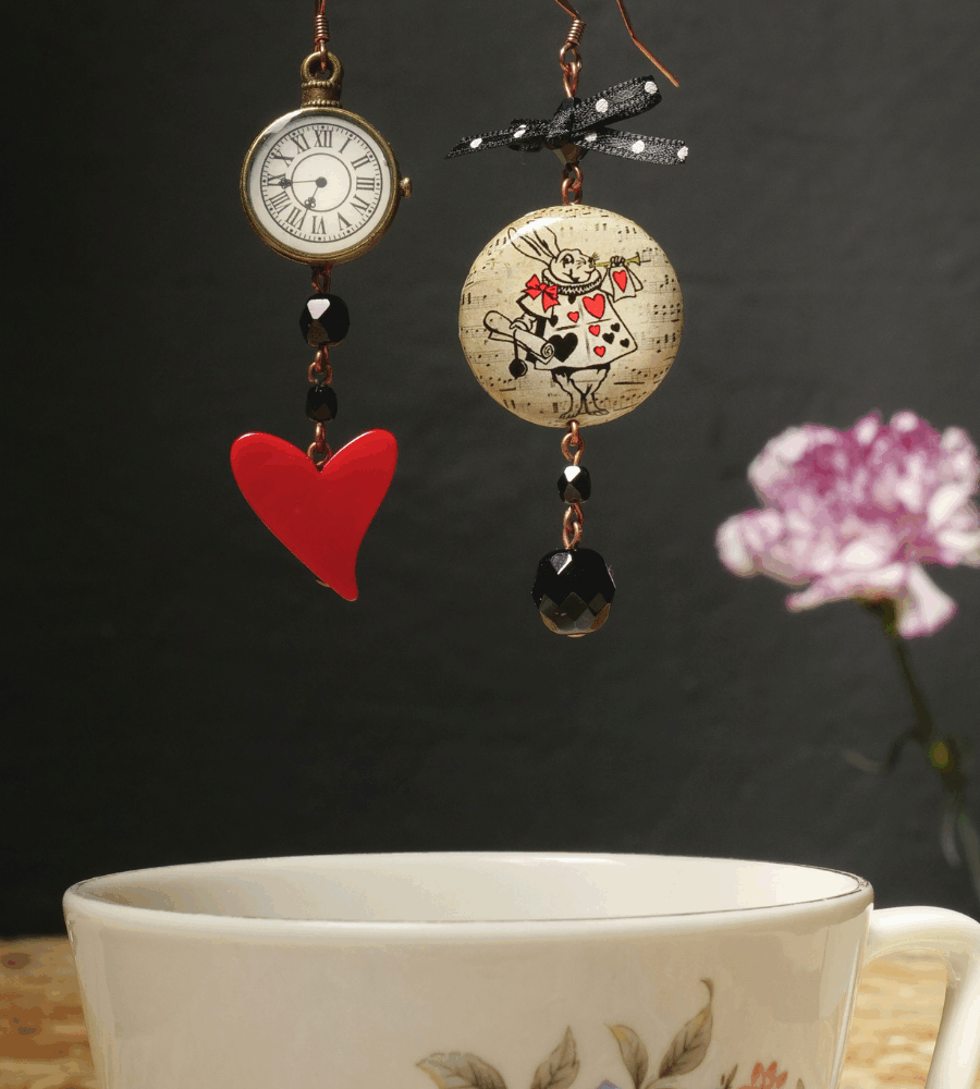 Orecchini “Bianconiglio & Orologio” by Anna Lodi