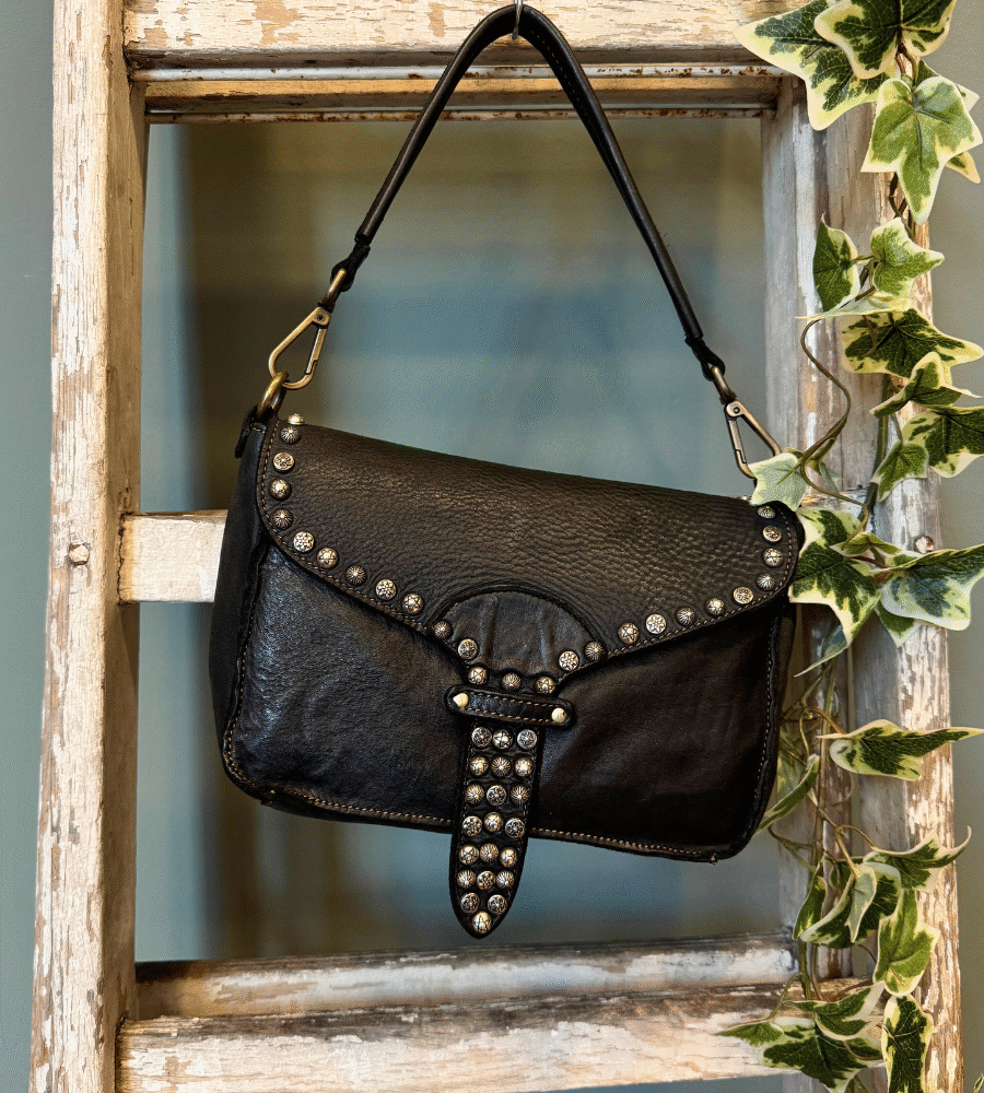 Borsa a tracolla con chiusura borchiata BS671