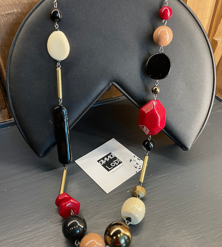 Collana  in resina panna, nero, bronzo e bordeaux by Anna Lodi