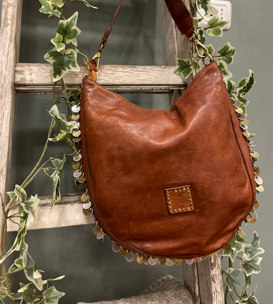 Gianna – Monospalla media in pelle cognac con medaglie e rivetti by Campomaggi