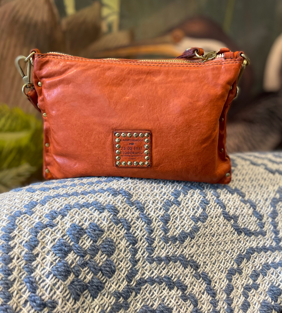 GIULIA tracolla in pelle mattone con rivetti dorati by Campomaggi