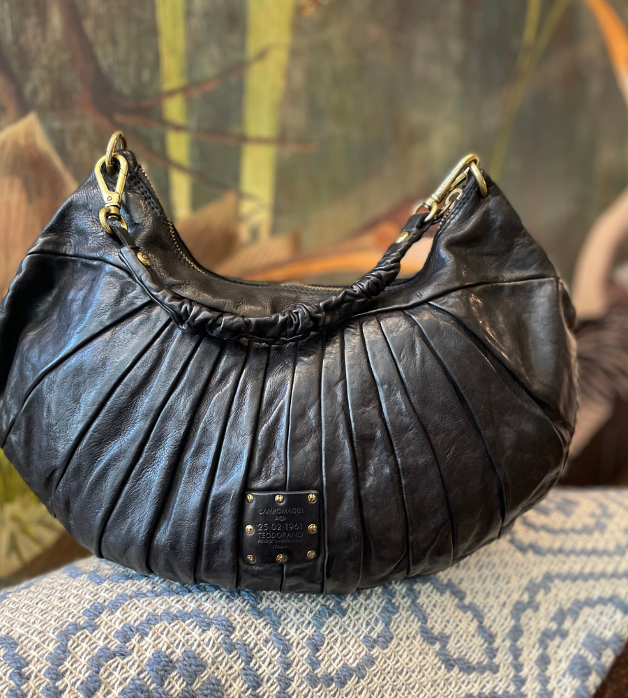 LUNA - borsa a spalla in pelle nera con pieghe by Campomaggi