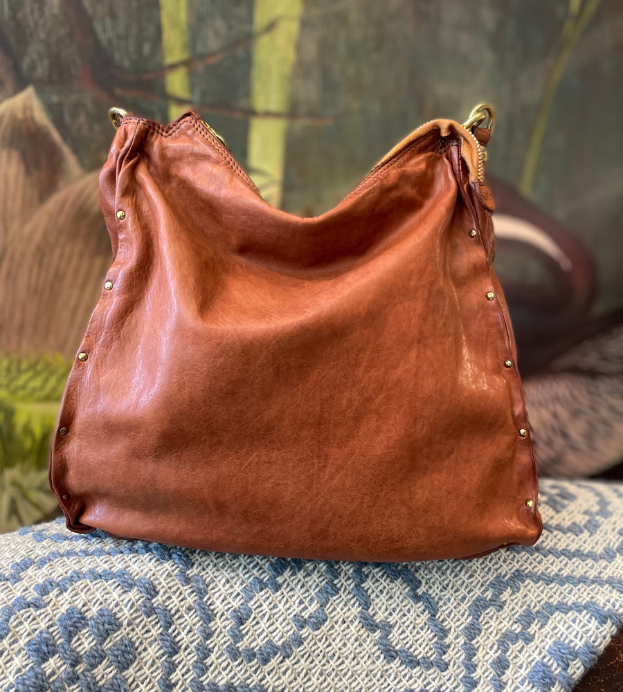 SIRIA monospalla in pelle cognac con rivetti oro by Campomaggi