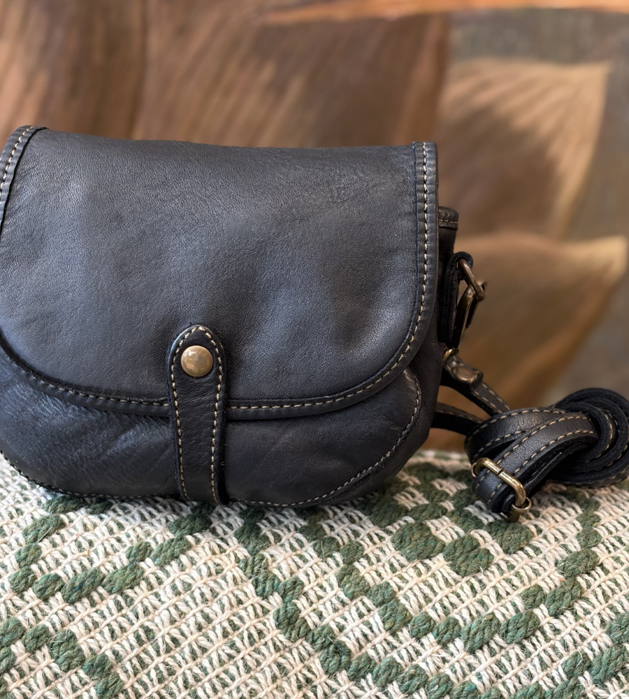 Piccola postina in nero BS629 by Bayside