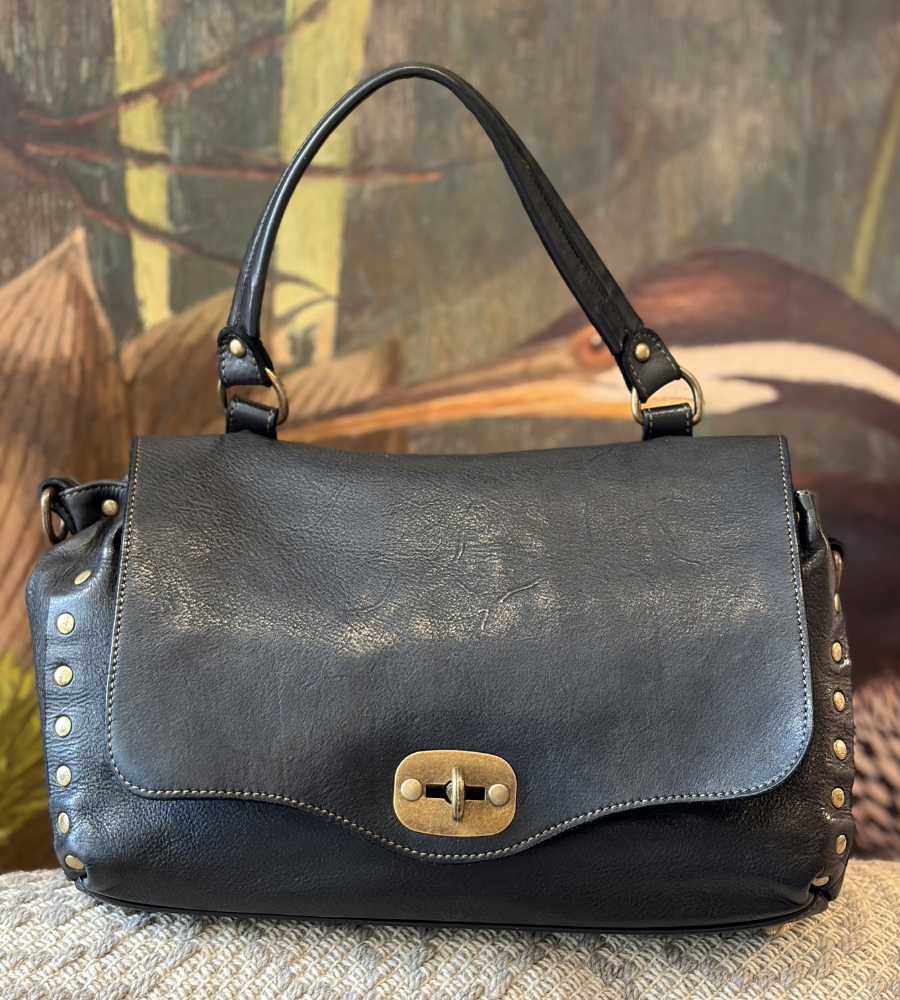 Borsa a Spalla nera con borchie e patta BS824 by Bayside