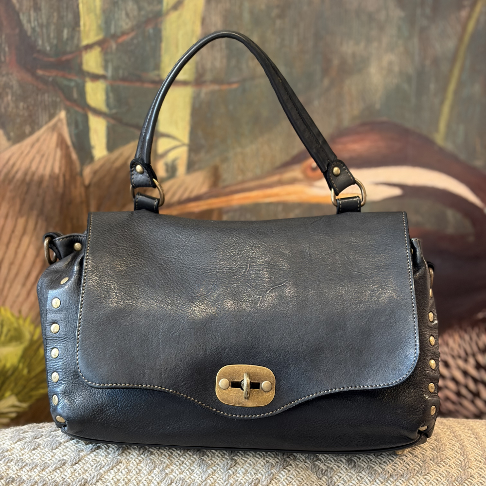 Borsa a Spalla nera con borchie e patta BS824 by Bayside