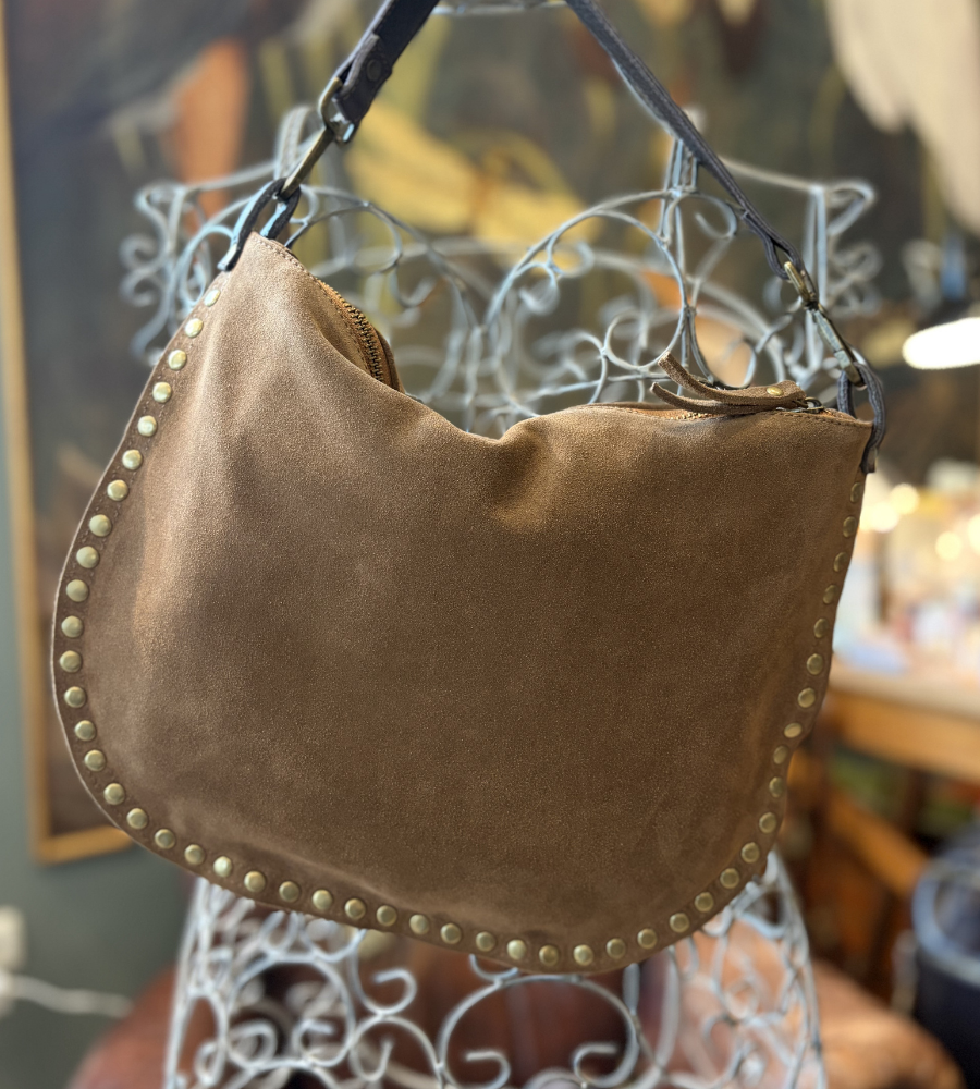 Borsa mezzaluna in pelle scamosciata con borchie Bayside BS845