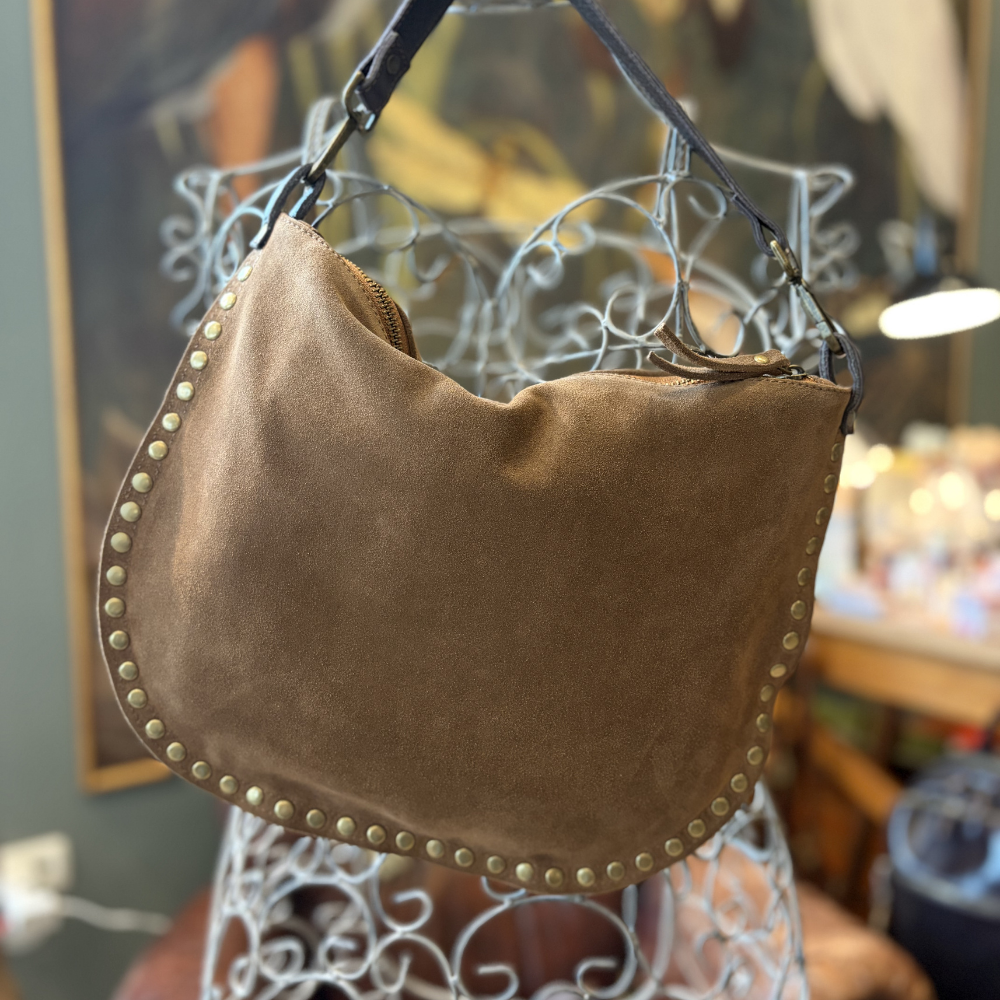 Borsa mezzaluna in pelle scamosciata con borchie Bayside BS845