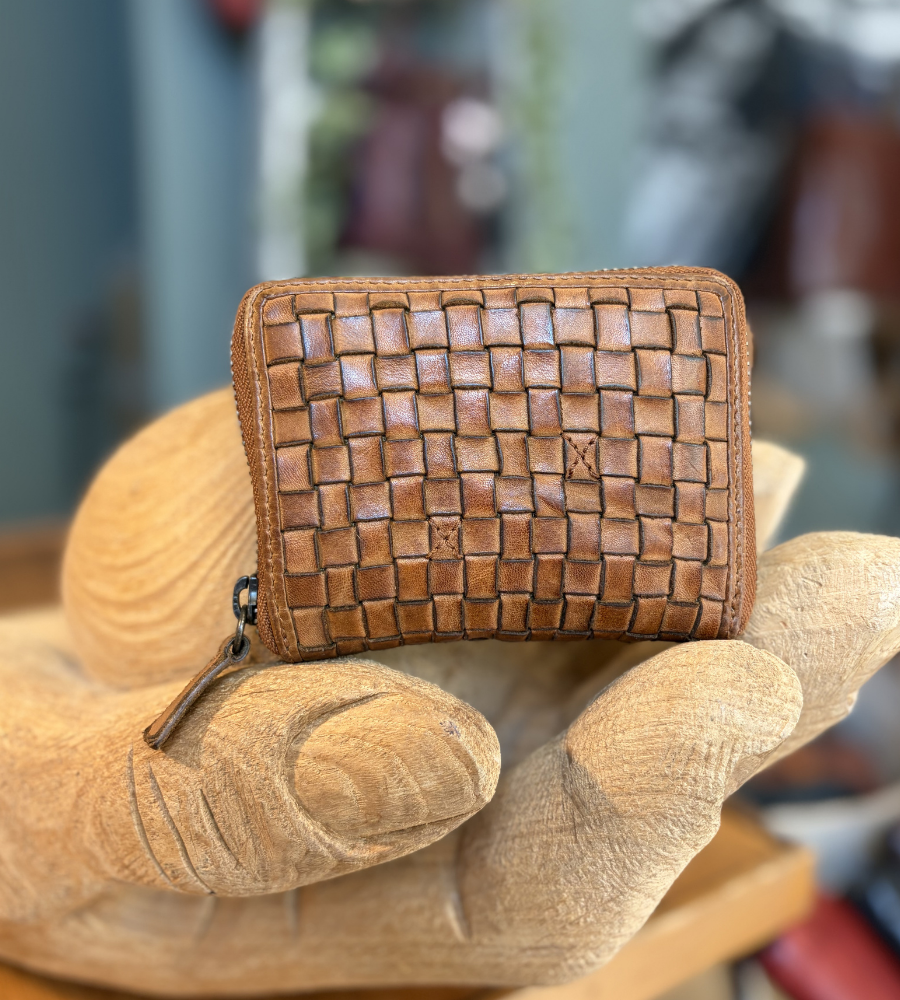 Portafoglio donna in vera pelle intrecciata colore cognac di Gianni Conti.