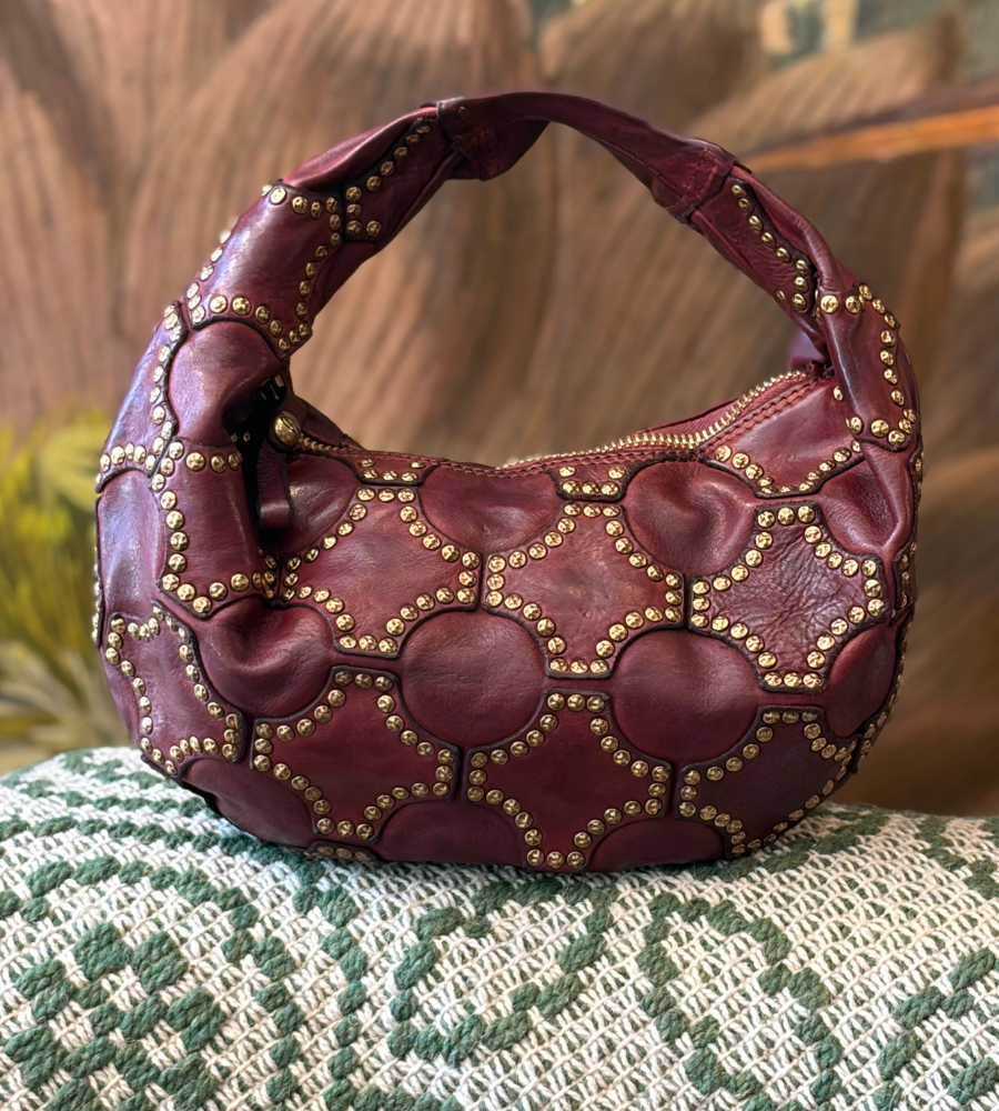 Borsa in pelle bordeaux con borchie.