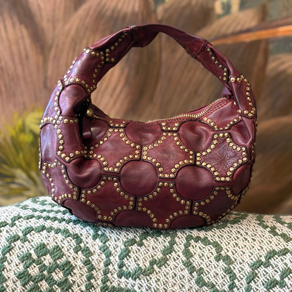 Borsa in pelle bordeaux con borchie.