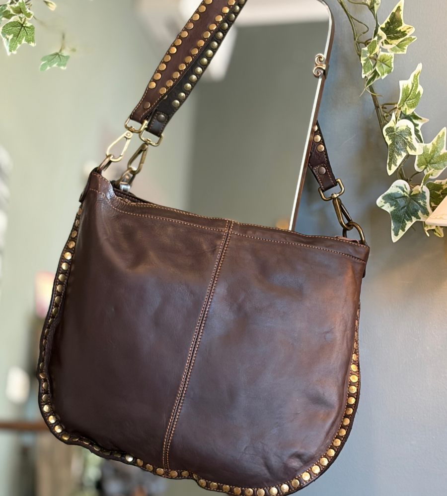 Borsa a mezzaluna in pelle con borchie dorate by Bayside BS845