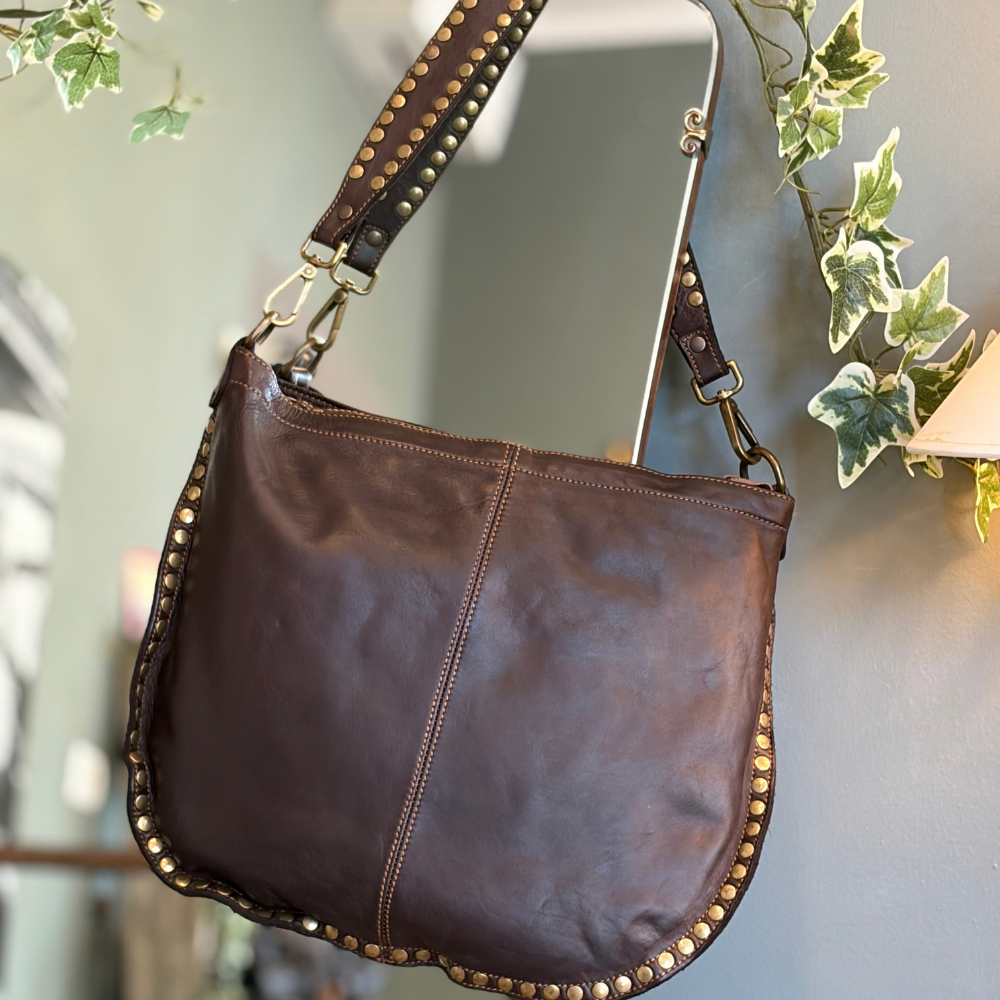 Borsa a mezzaluna in pelle con borchie dorate by Bayside BS845