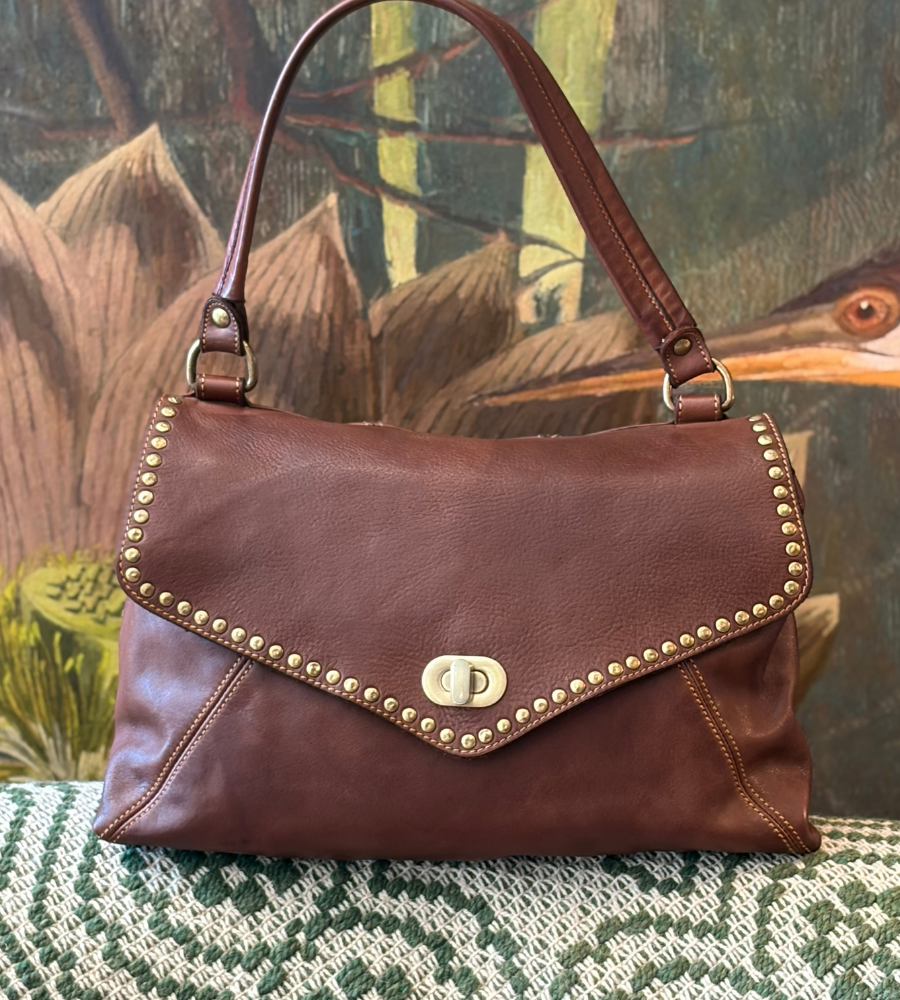 Borsa in pelle cognac con borchie Bayside BS623